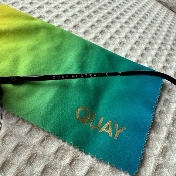 Quay Australia The Playa Black Sunglasses with Gradient Case - Picture 2 of 3